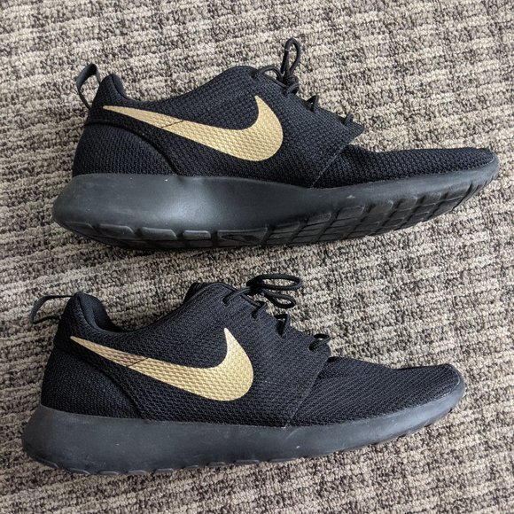 Nike Shoes - Nike Roshe